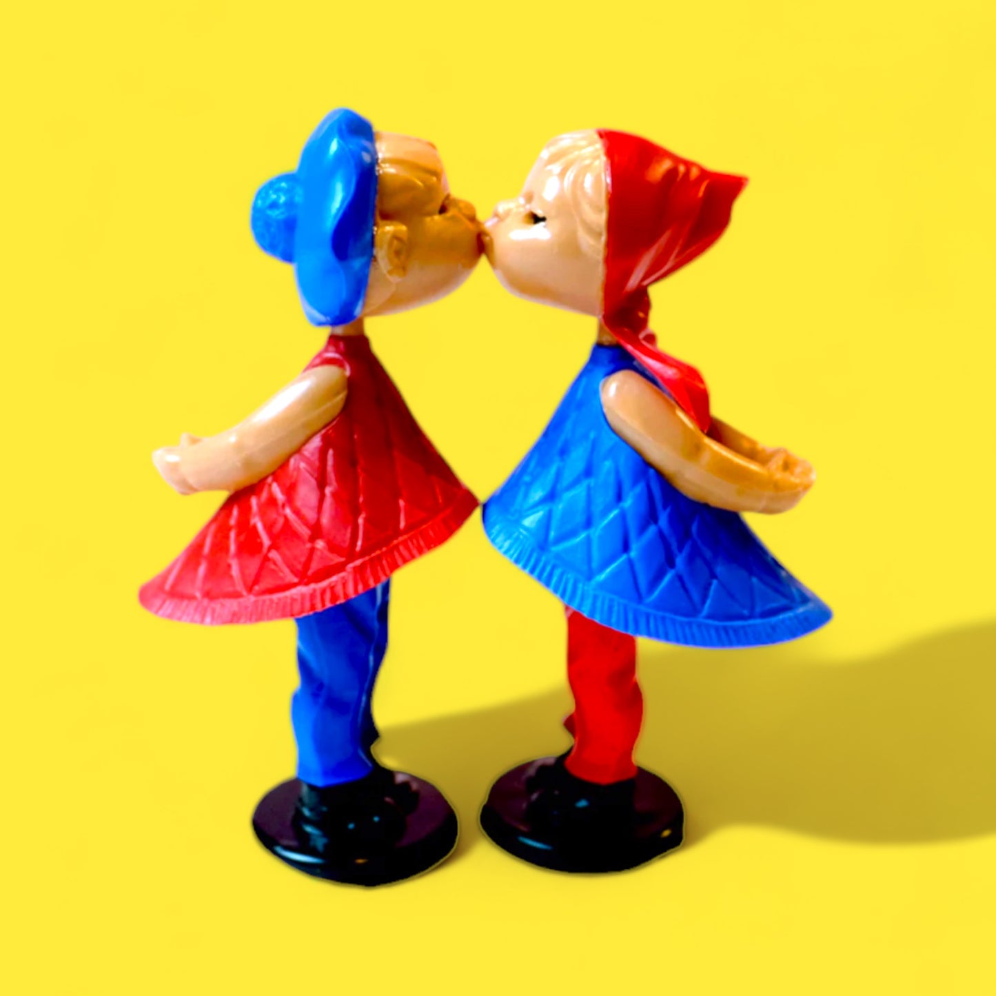 Kissing Magnetic Dolls - Hella Kitsch